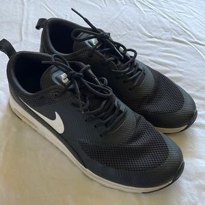 Black Nike Thea’s in good condition! size 8.5